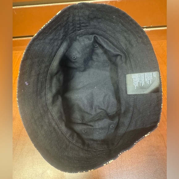 H&M Monochrome Snake Pattern Hat - Picture 6 of 6